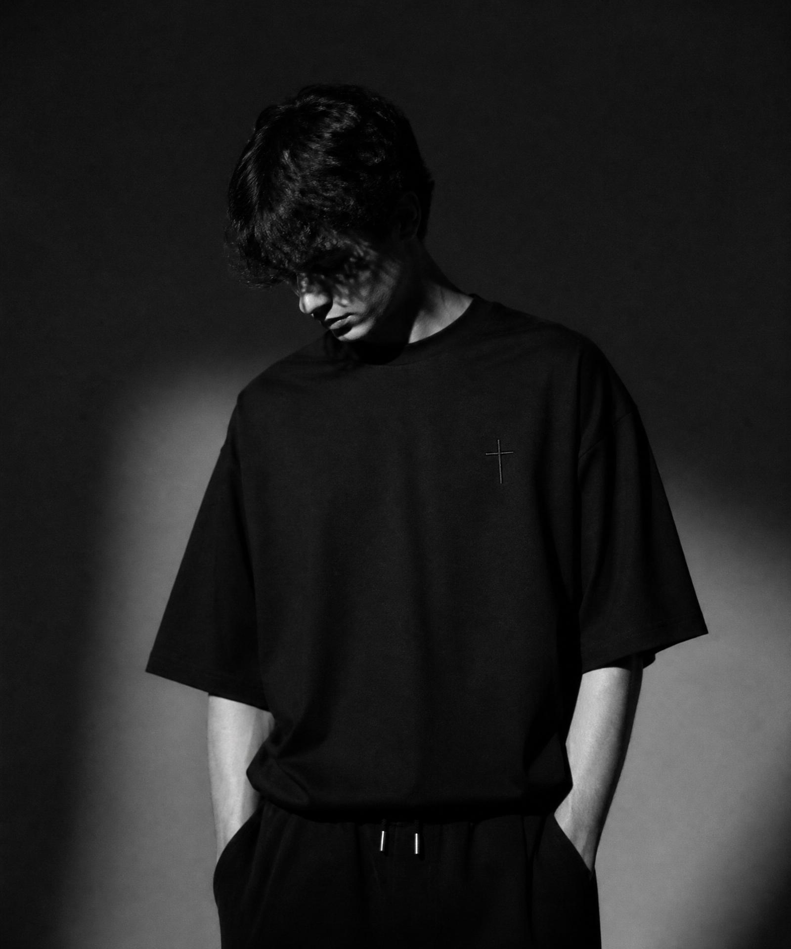 SACERIS — modelo vestindo camiseta preta